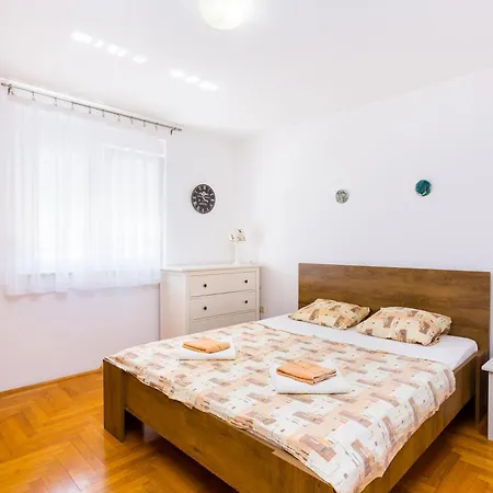 Sijan - 550m From The Beach Apartman *